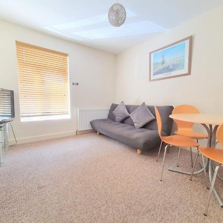 Bassett Flat With 2 Bedrooms And Superfast Wi-Fi Sittingbourne Dış mekan fotoğraf